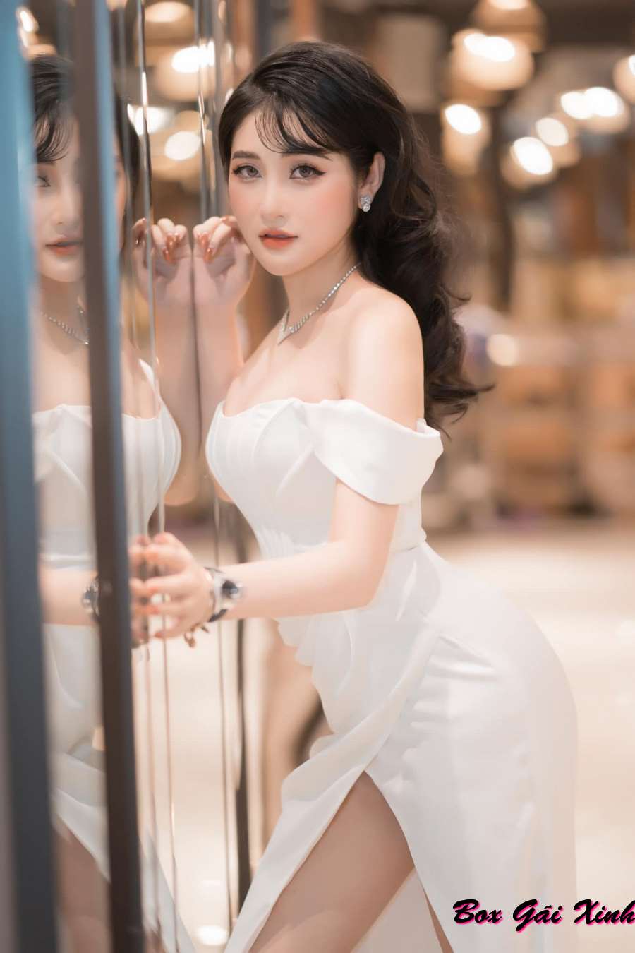 Hình ảnh Bùi Hồng Anh gợi cảm xinh đẹp diện váy xẻ nóng bỏng