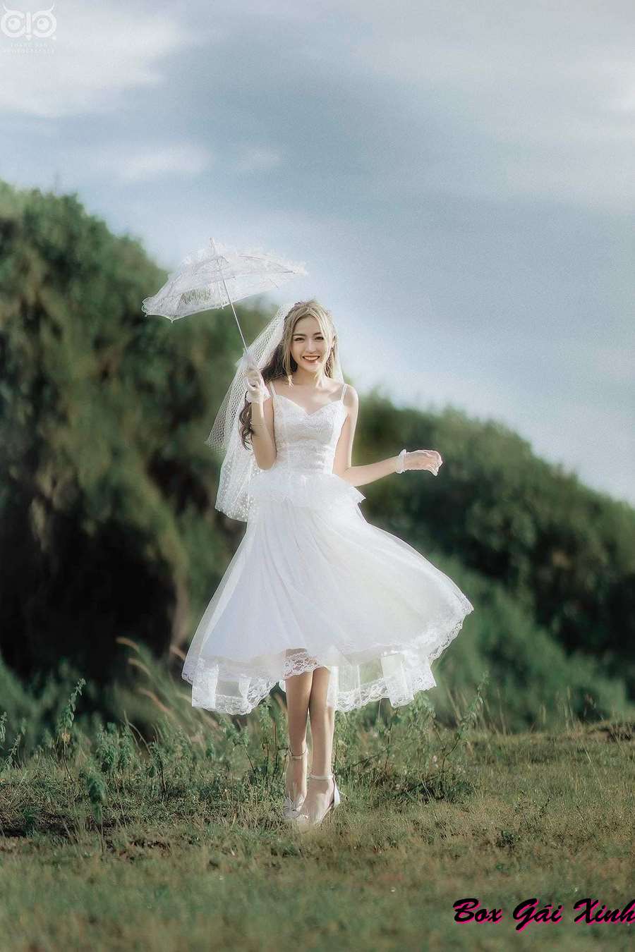 Hình ảnh Trần Thanh Tâm diện váy cô dâu trên đồng cỏ
