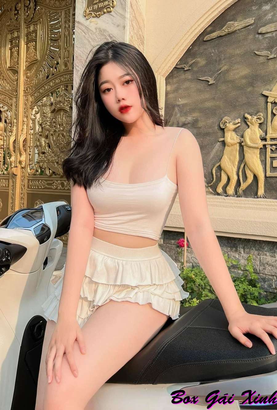 Ảnh gái xinh 2k sexy khoe dáng chuẩn ngực to với xe SH