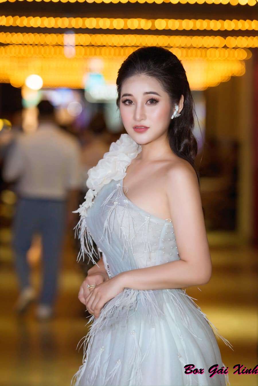 Hình ảnh Bùi Hồng Anh mặc váy dạ hội xinh đẹp lộng lẫy