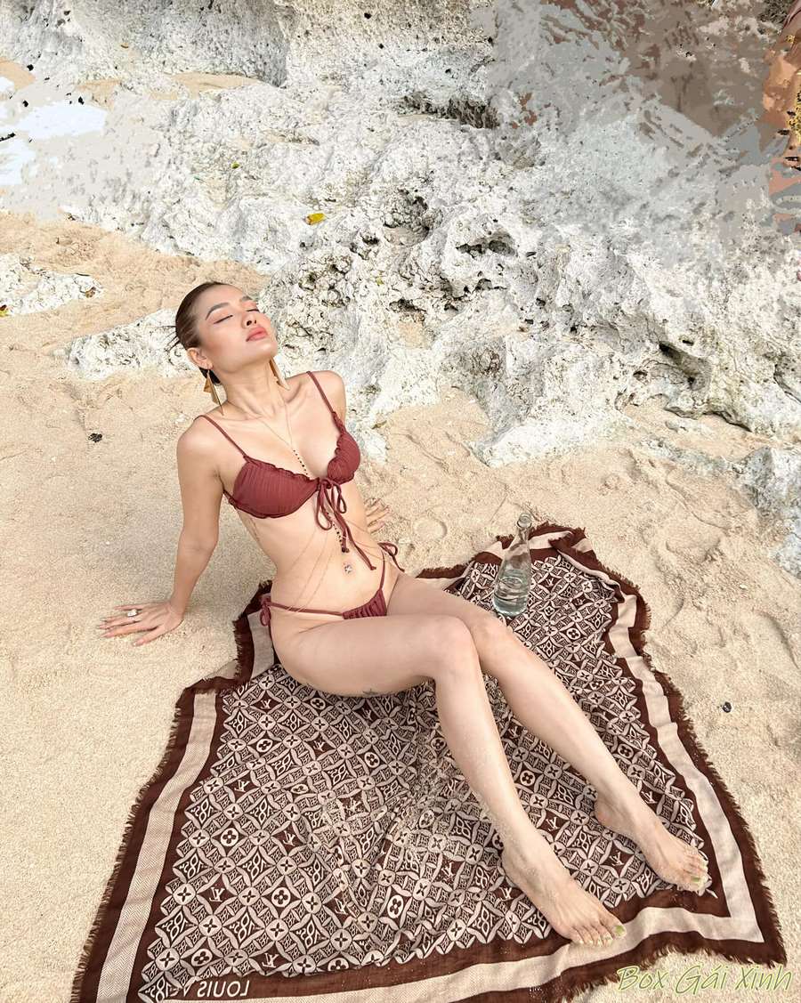 ảnh Phương Trinh Jolie bikini nóng bỏng 8