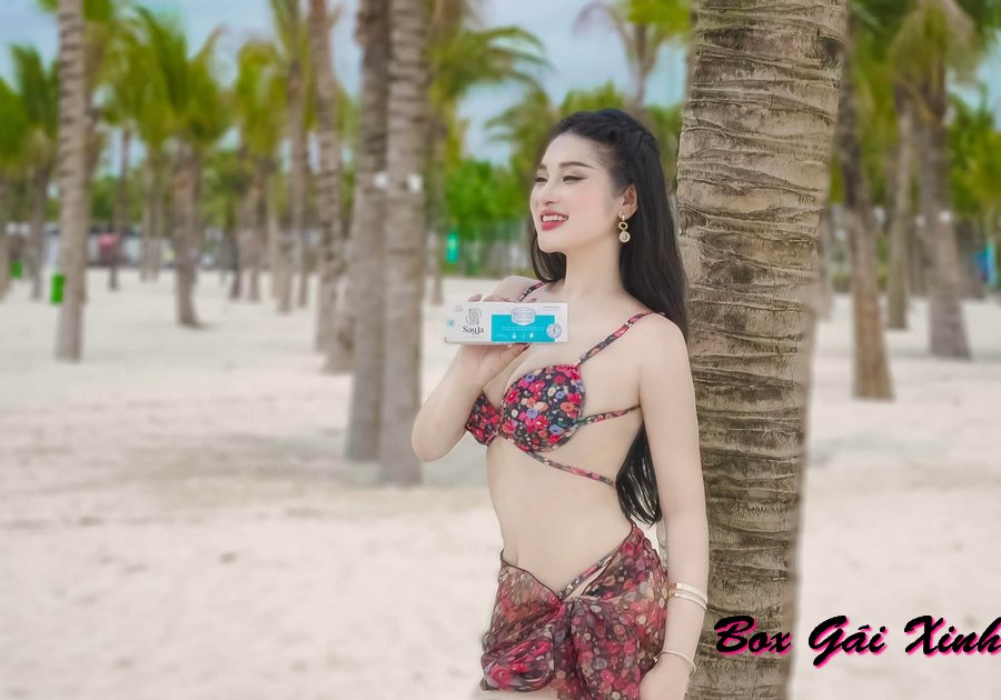 Hình ảnh Bùi Hồng Anh diện bikini nóng bỏng không quên quảng cáo sản phẩm