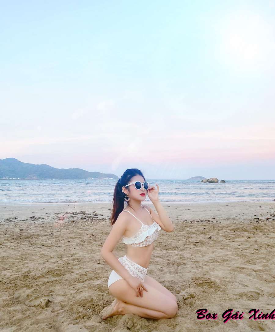 Hình ảnh Bùi Hồng Anh mặc bikini khoe ngực to mông tròn nóng bỏng