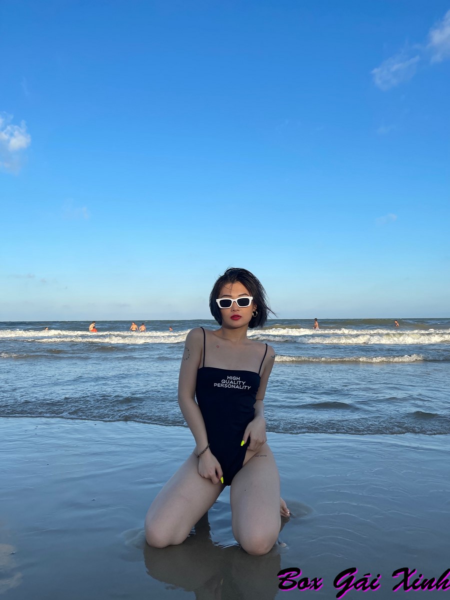Hình ảnh Hảo Thỏ mặc bikini khoe dáng sexy gợi cảm trên bãi biển