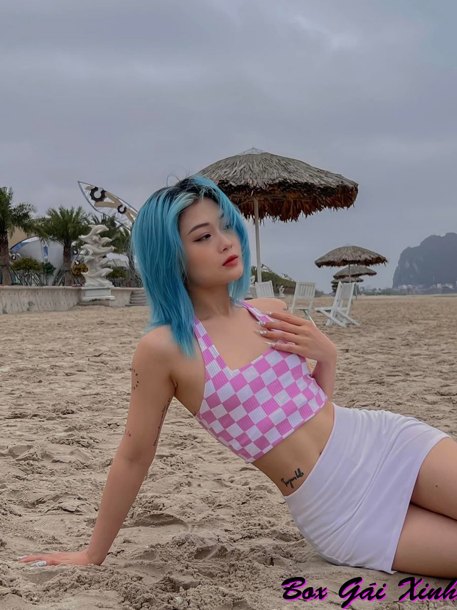 Hình ảnh Hảo Thỏ đi biển với mái tóc xanh ăn mặc sexy gợi cảm nhất