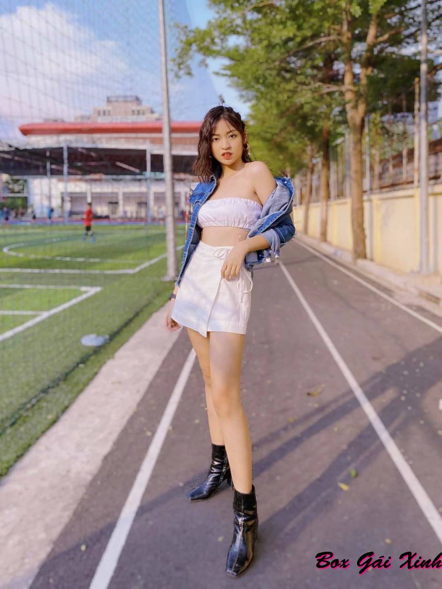 Hình ảnh Trần Thanh Tâm sexy quyến rũ khoe dáng cạnh sân bóng đá