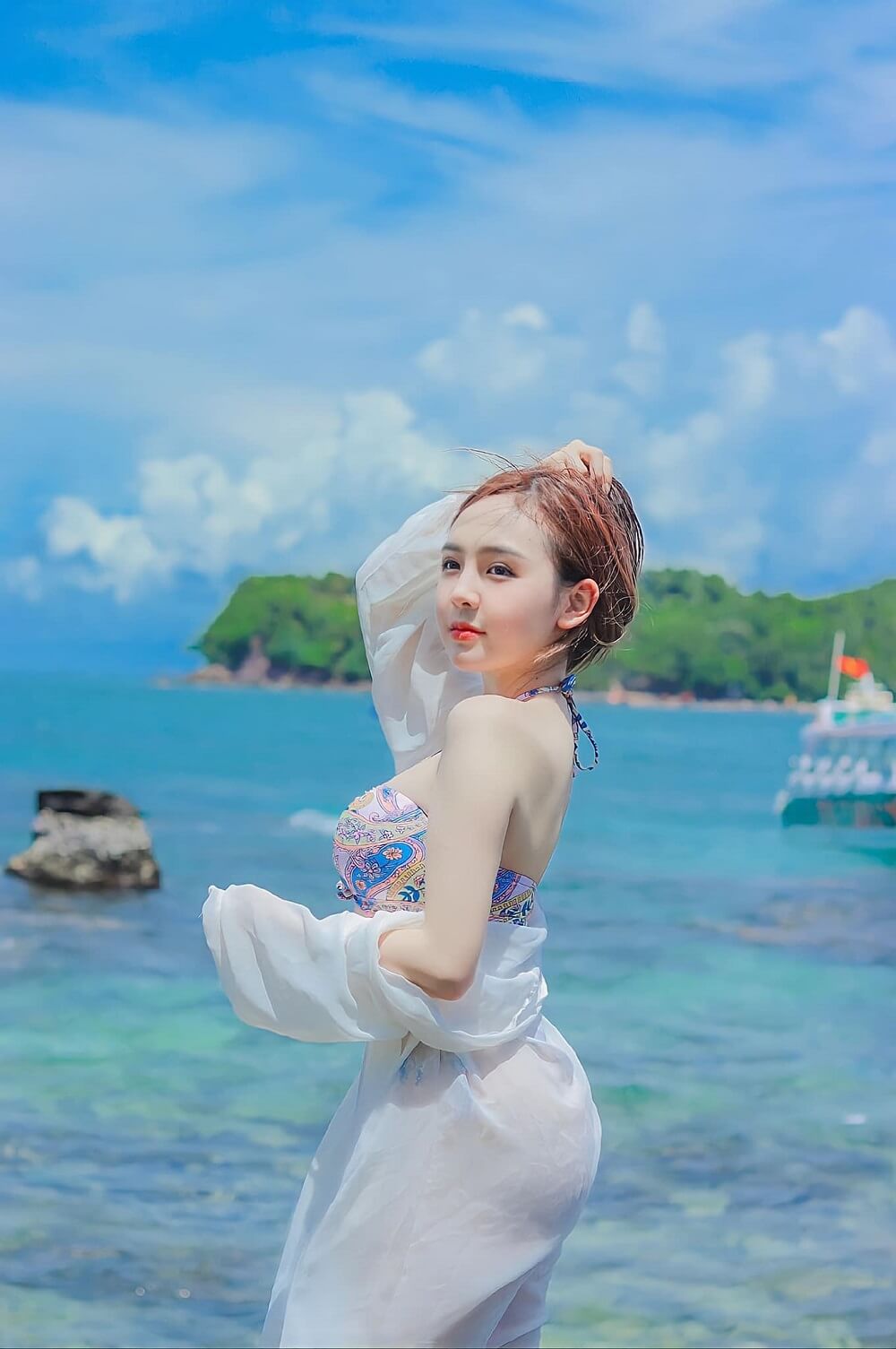 Hình ảnh THuyền Châu sexy bên bờ biển